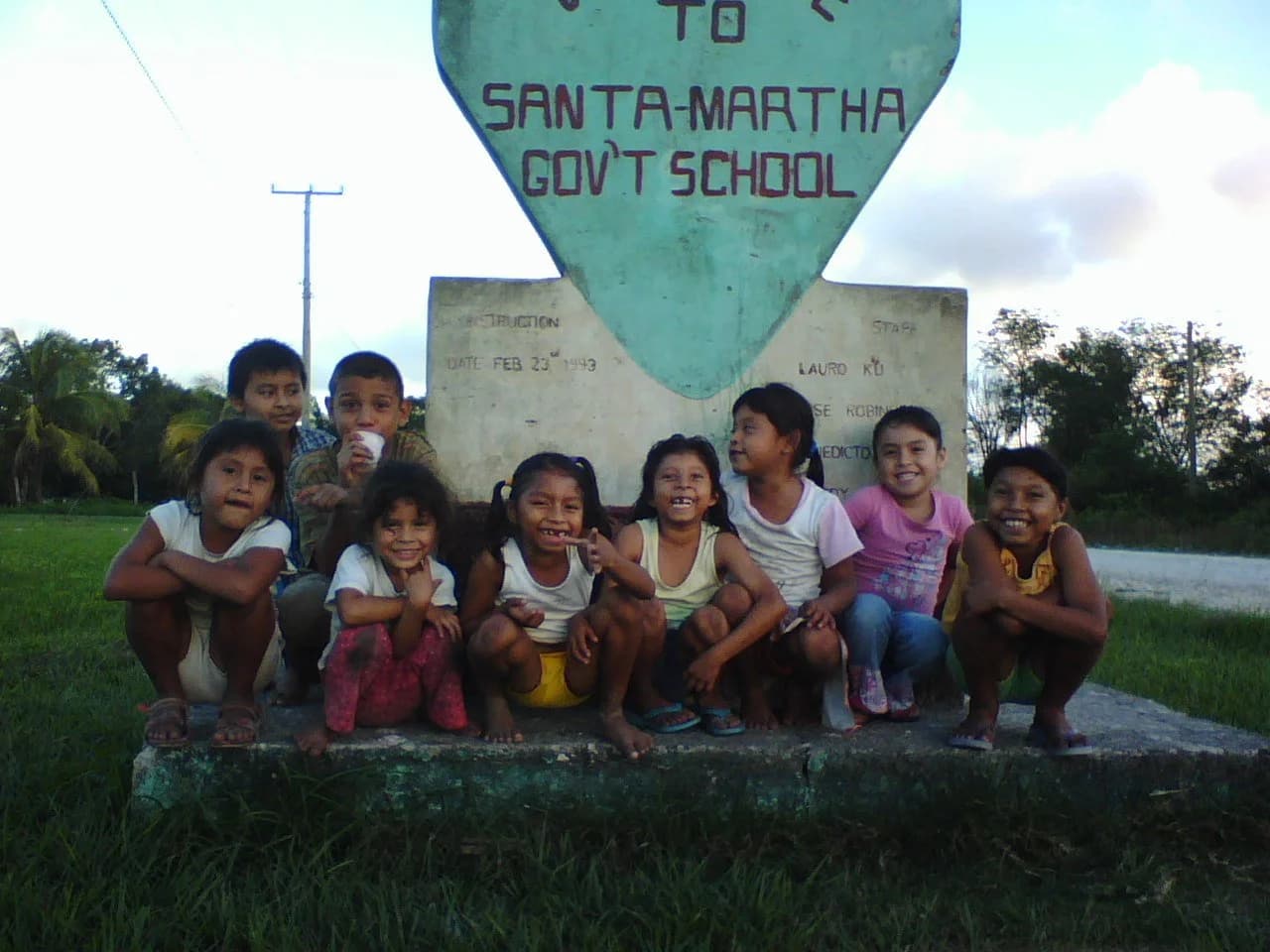 Students gathered in front of the Camino Hacia el Saber community banner