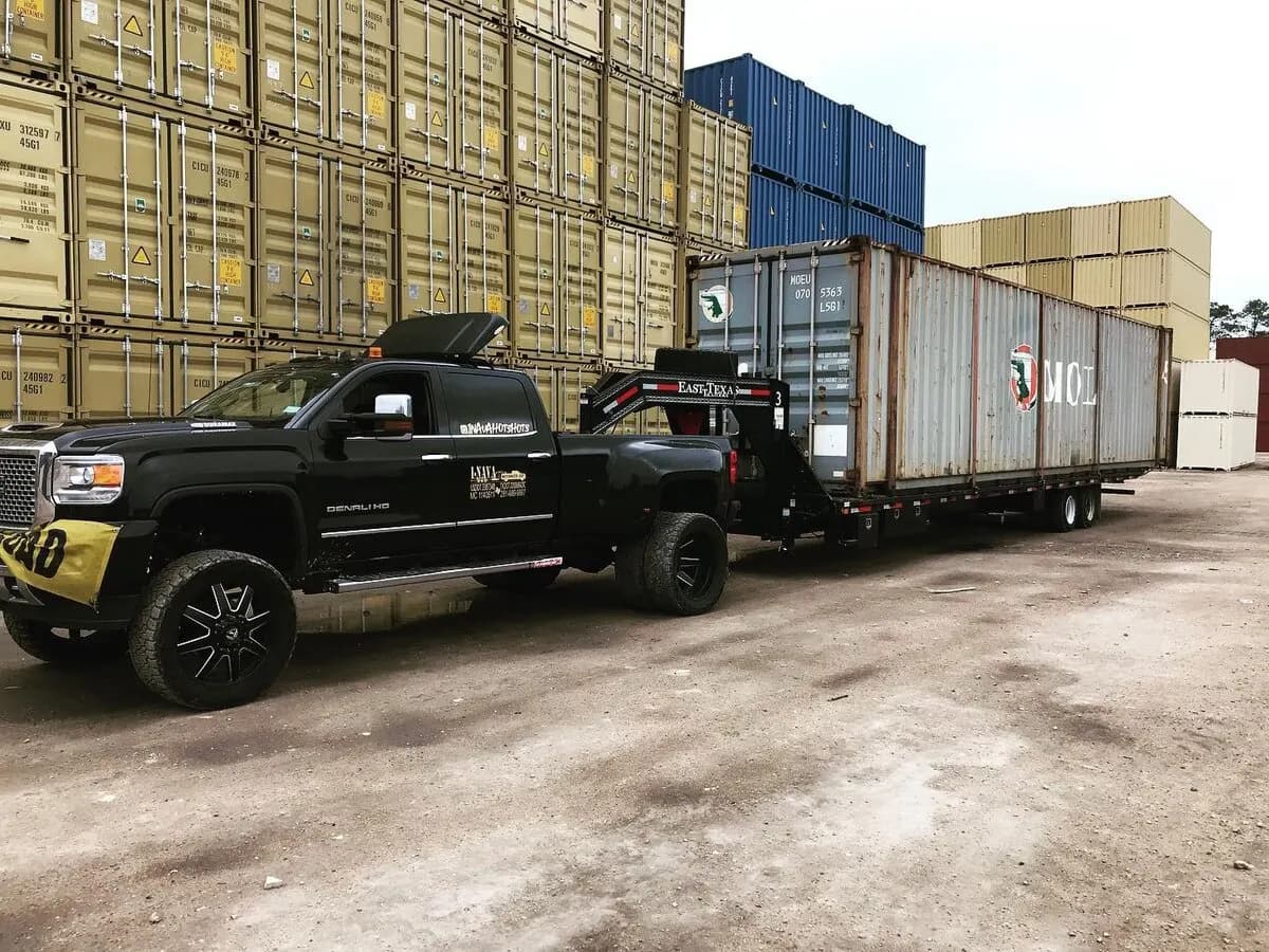 I-Nava Hotshots truck delivering shipping containers