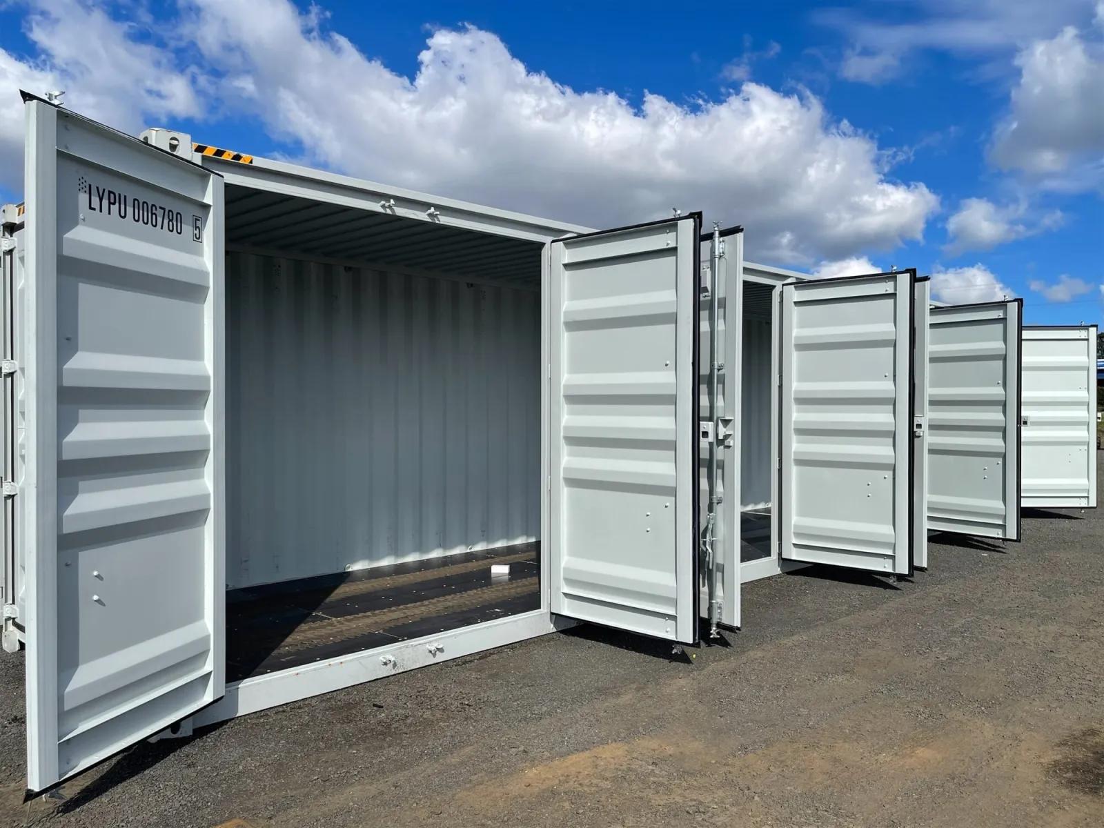 Side-door container used for a pop-up shop