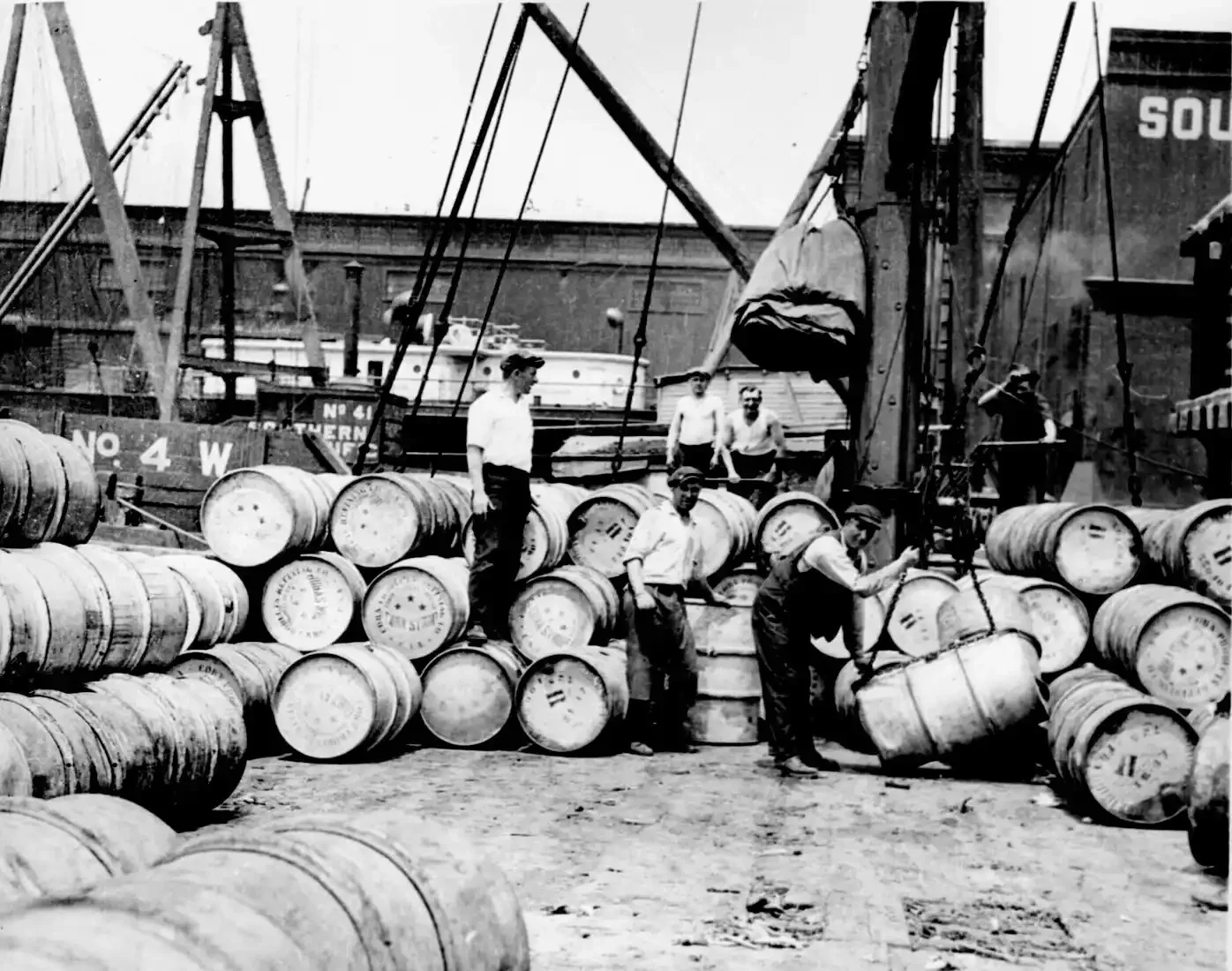 men-loading-barrels-1912